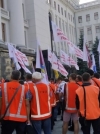 Під Офісом Президента у помаранчевих жилетах мітингують залізничники (фото)