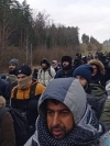 Мігранти залишають табір біля КПП на кордоні з Польщею