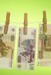 Рубль різко падає до євро і долара
