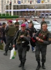 Нацгвардійці збунтувались і йдуть до Порошенка. Там для них підготували автозаки (фото, відео)