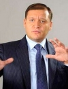 У Харкові невідомі закидали камінням і петардами приймальню Добкіна (ФОТО, ВІДЕО)