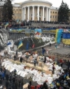 Мітингарі відтіснили "Беркут" до Жовтневого палацу. Силовики відстрілюються (фото, відео)